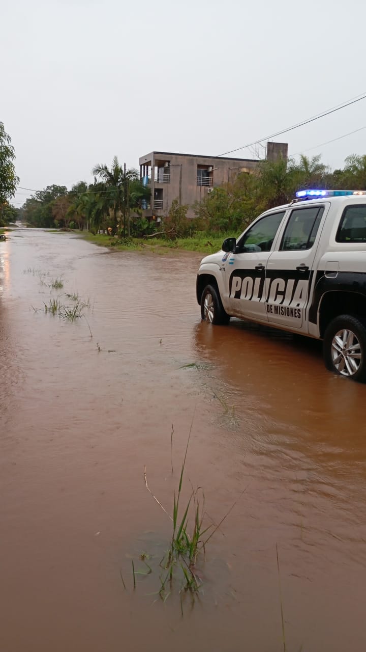 La Policía de Misiones desplegó un amplio operativo de asistencia, prevención y contención por las intensas lluvias 2